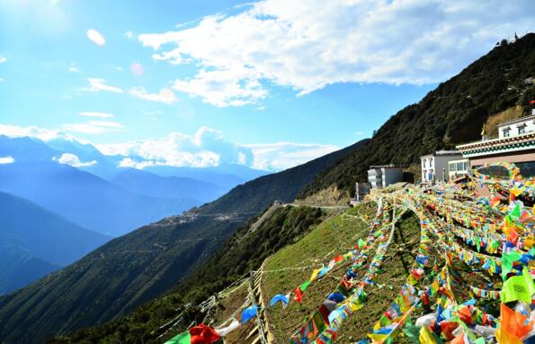 成都、稻城、亞丁、奔子欄、中甸、麗江九日游