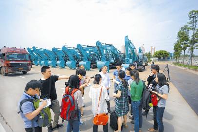 &ldquo;財(cái)富&rdquo;盛宴開席前 中外媒體記者&ldquo;走進(jìn)成都&rdquo;